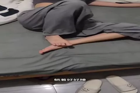 自拍外流 被親哥埋怨妹妹讓哥別嘮叨哥哥一氣之下衝進衛生間把正在洗澡的妹妹強上了