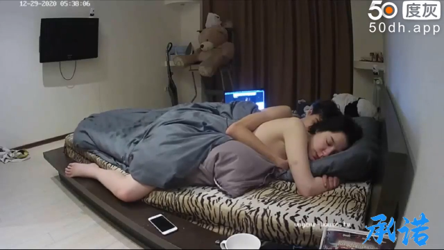 亂倫攝像頭兒子摟著媽媽睡覺，摸媽媽奶子﹐最後操了性感媽 A片