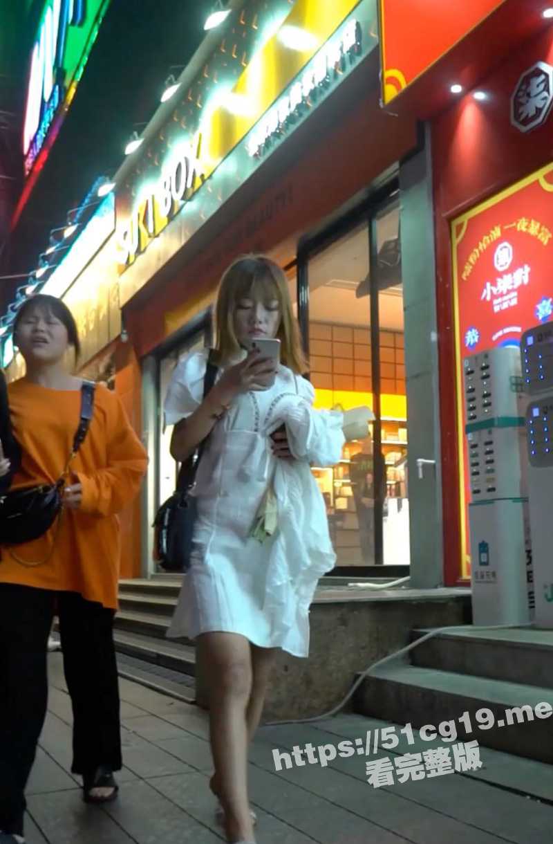 牛逼了 骚妹子不穿内裤逛街被偷拍 怎么下面鲍鱼流豆浆了 难道是刚被内射完吗？