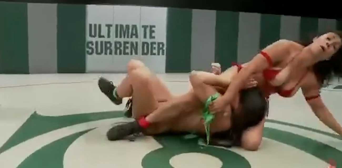 女子摔跤比赛 怎么这画面越来越不对了 咋还扣喷了呢