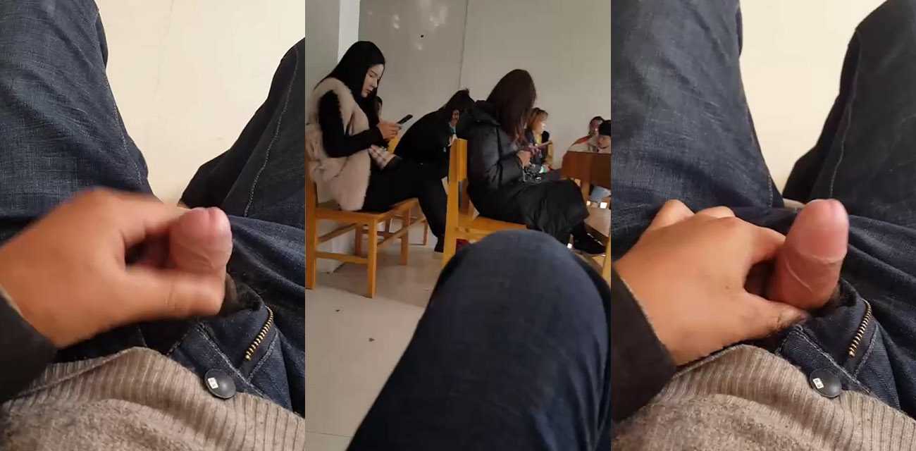 太牛逼了！在众多女人面前打飞机 女人们看见小鸡巴假装看不见 淡定自若地玩手机