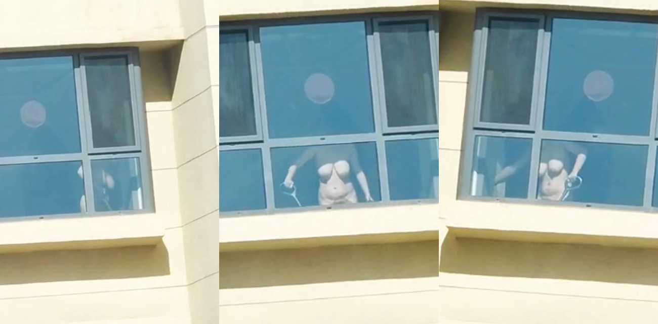 当世女菩萨 全身赤裸做家务的女人 果然是最美啊 一对大奶被阳光晃的直耀眼 真是男人的福利啊