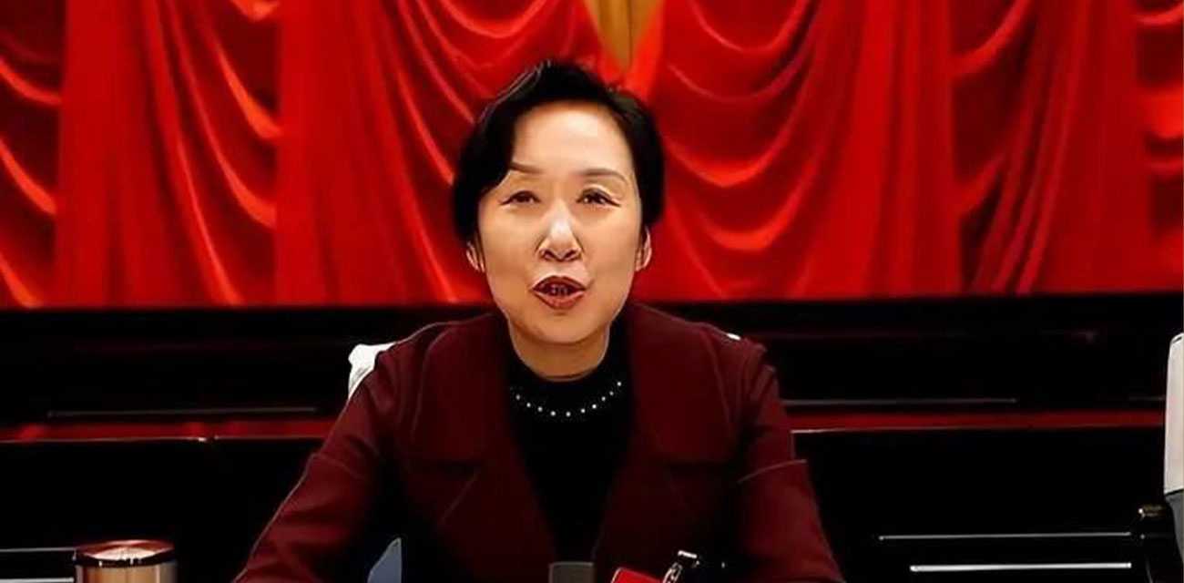 庆阳副市长 吴丽华 一年开放二百多次 不是在开房就是在开房路上！在房间里听男下属、秘书们的秘密淫荡报告