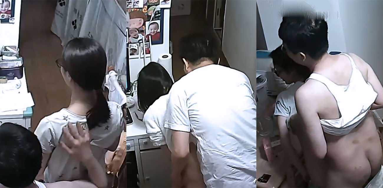 黑客破解家庭摄像头真实偷拍！知识分子夫妻在家一起看A片 兴致来了直接客厅打一炮回床上继续干！