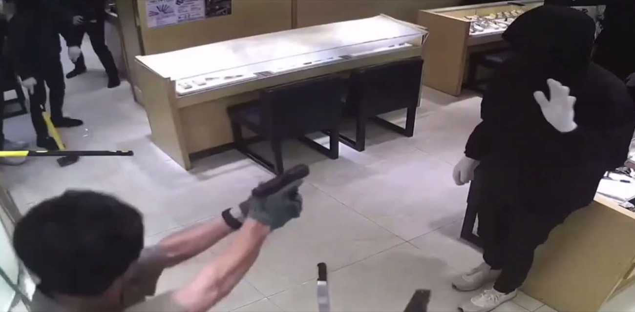 零元购的风吹向了香港！香港海防道珠宝店 遭蒙面劫匪进店抢劫 不到一分钟就被抓获！