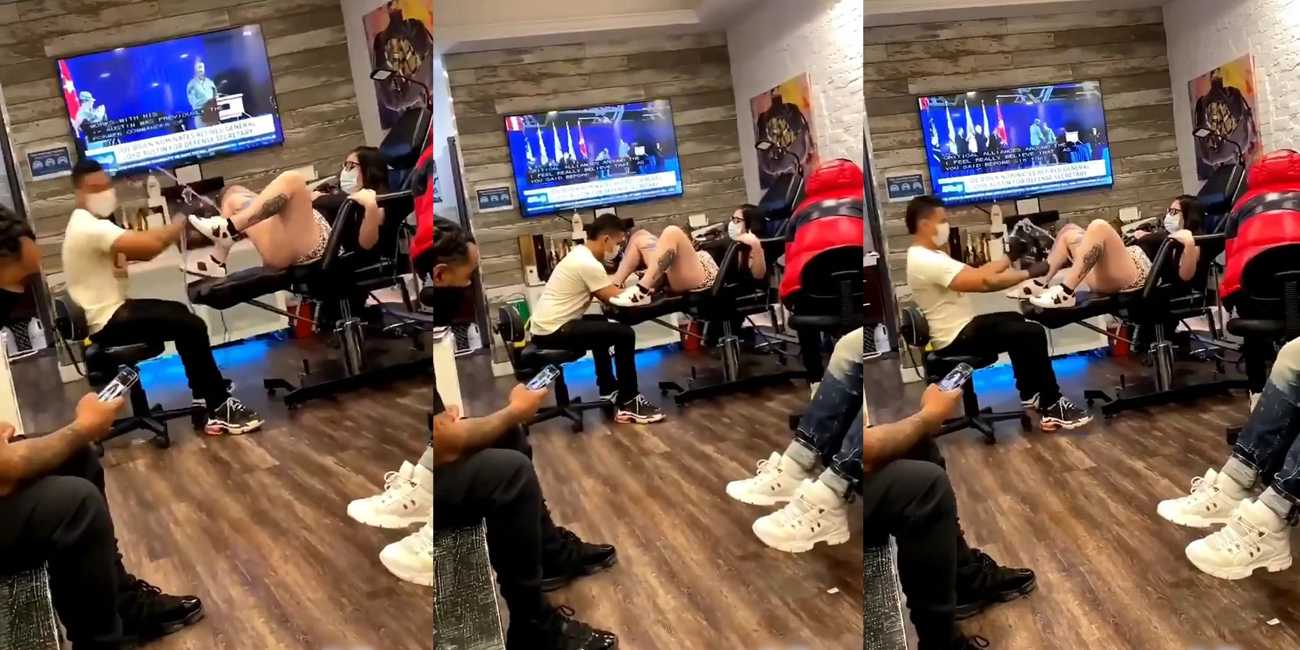 爆笑刺青！国外纹身师正在给妹子私处纹身 把妹子弄高潮了 直接喷了一脸！