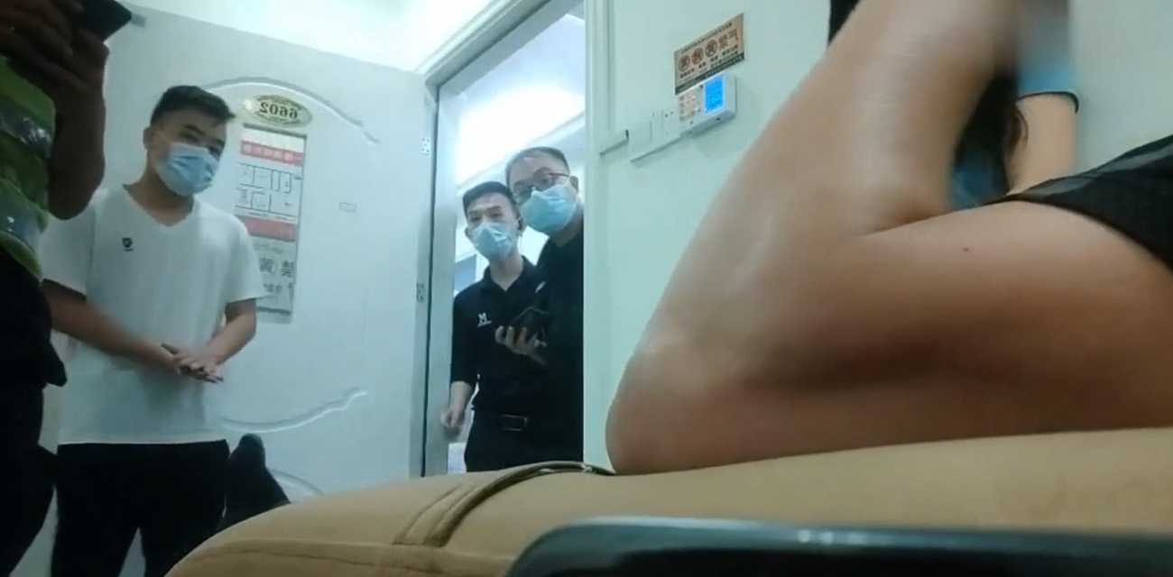 足浴店勾搭良家少妇操逼 中途遇警察查房差点翻车 吓的老哥鸡儿瞬间软掉 以后都不敢进足疗店了