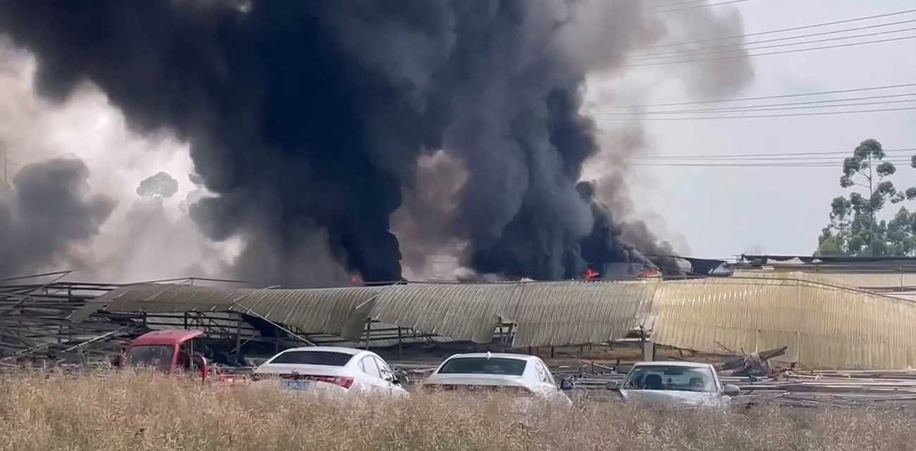 成都三圣乡附近 花卉大棚着火了 现场滚滚黑烟直往上冒 还能看到明火！