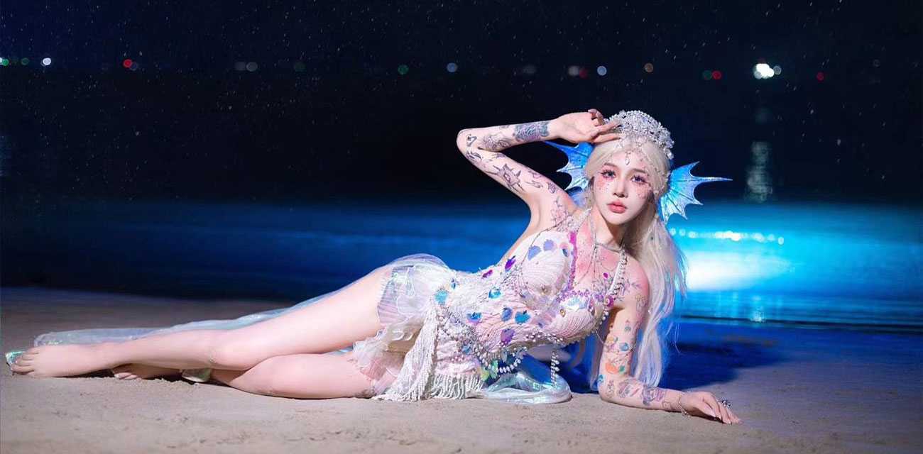 如何才能操到颜值超高的纹身小姐姐 答案就是变身黄毛！看黄毛后入爆操极品巨乳小姐姐 只恨自己不是黄毛