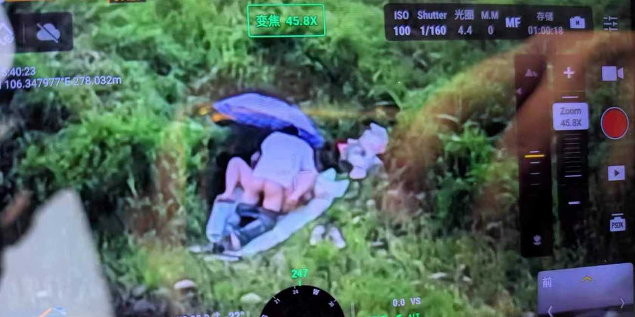 拍摄河道情况 意外发现有人打野战！这是在打野吗？