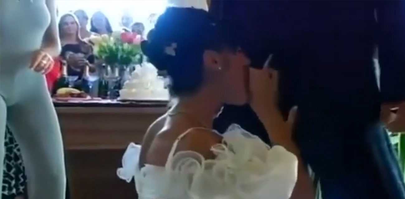 奇葩婚礼现场 新娘当着亲戚好友的面吃鸡鸡 歪果仁真开放！婚礼变淫趴