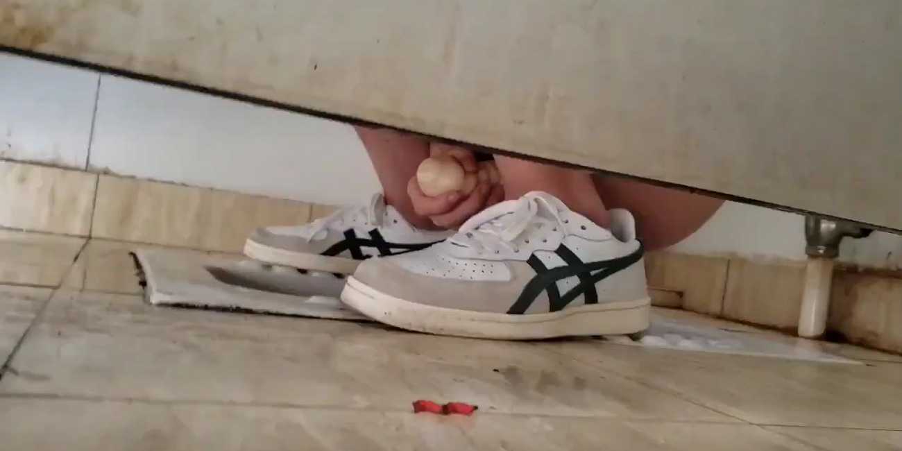 偷拍大神女厕潜伏 遇到骚男拿飞机杯在女厕自慰 场面一度十分尴尬！