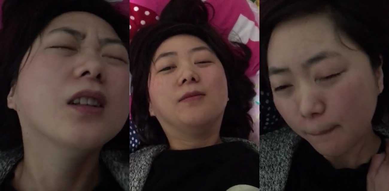 隔壁四年没做过爱的寡妇一开始很害羞一直拿手挡脸 被操到潮红后自动把手拿开了 咬唇呻吟的样子真淫荡