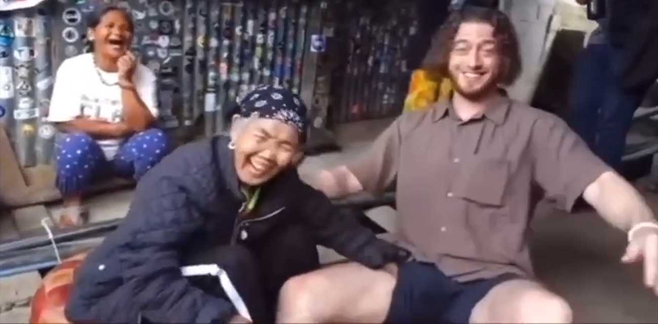 老太太玩洋屌！老外魅力真大 真是老少通吃啊 这应该是老奶奶这辈子摸过最的鸡吧了