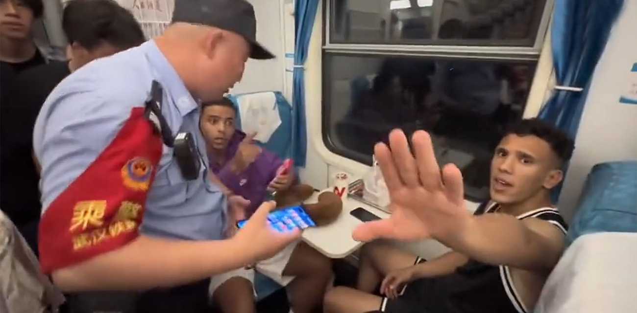 外国人霸座还骂人 用英语沟通故意装听不懂 两个人占四个座位 等帽子叔叔来了忽然能听懂英语了