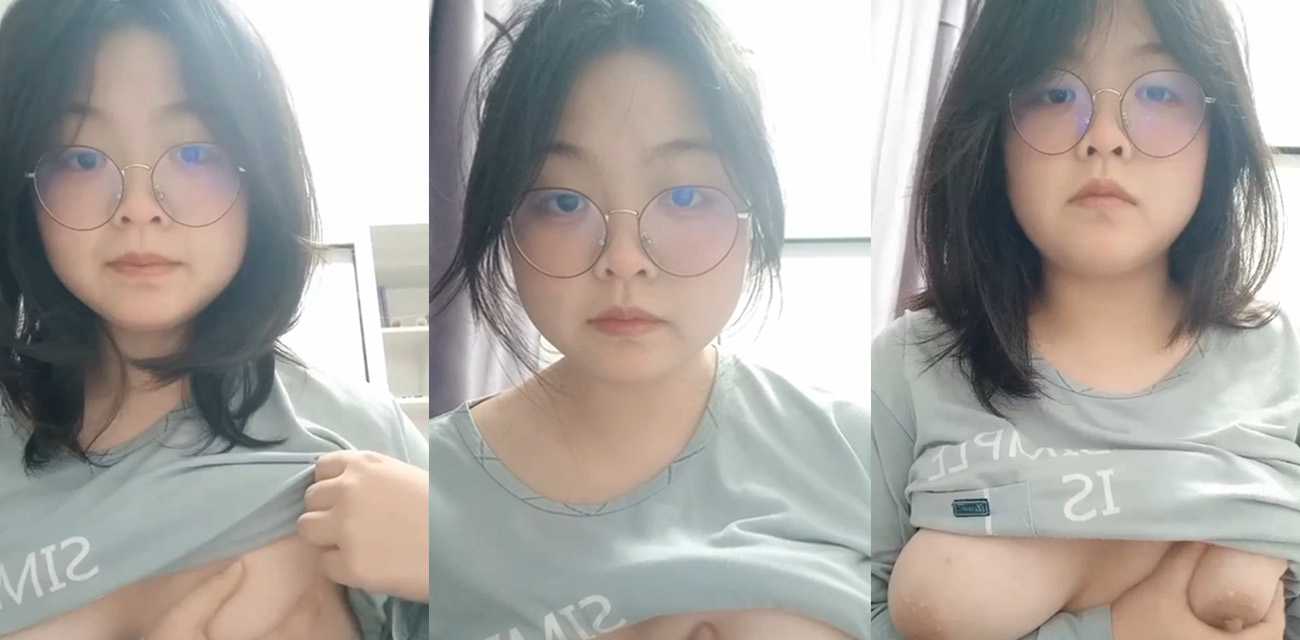 微胖大奶学生妹 展示训练巨乳的方法 虽然妹子胖了点 但这硕大的奶子 的确大的惊人 营养太丰盛了吧