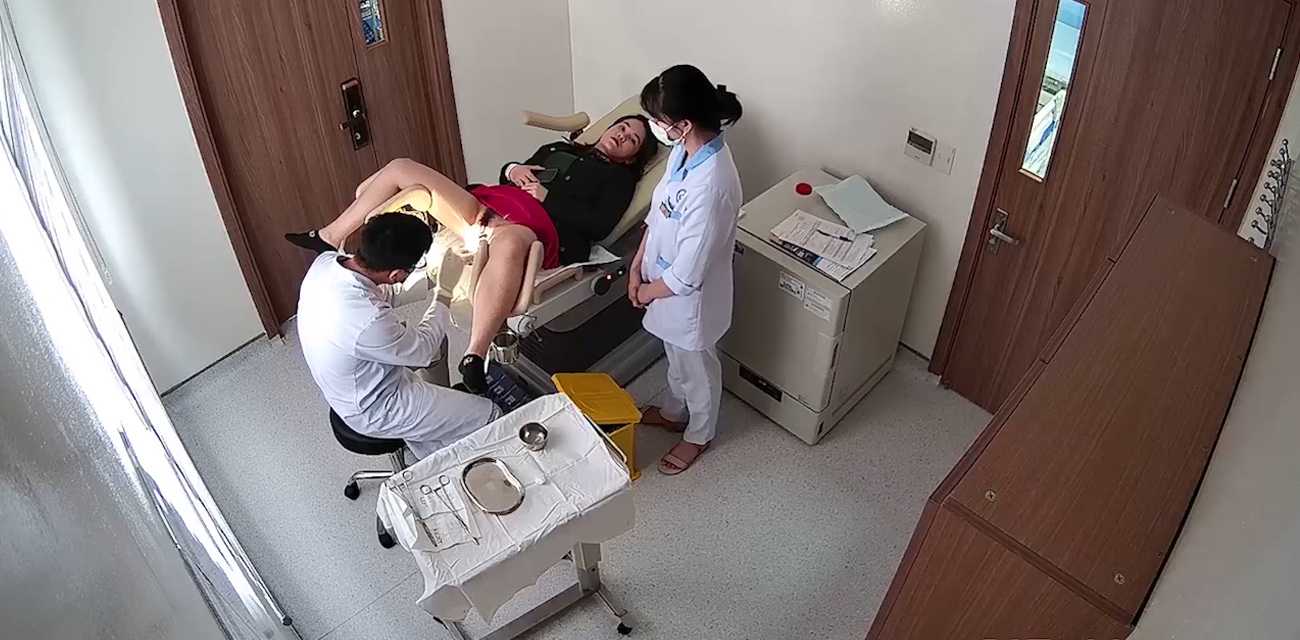 妇科门诊偷拍 美女少妇做妇检 男医生亲自为她检查骚穴 害羞的满脸通红！