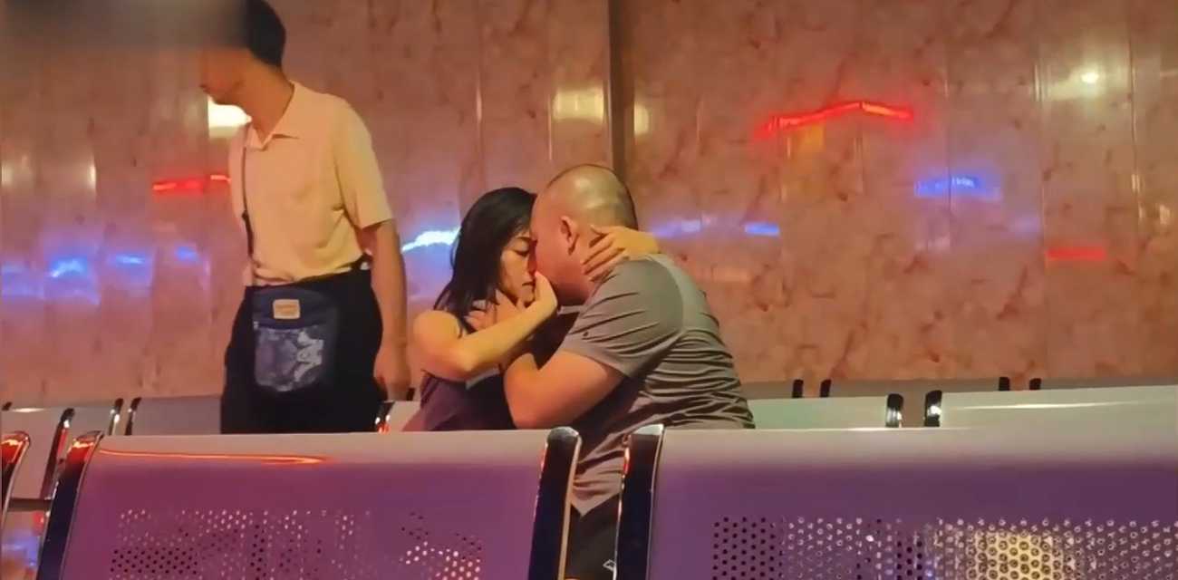 成都网红圣地 天涯舞厅 各种摸奶 这种地方很接地气 看着还蛮刺激的！