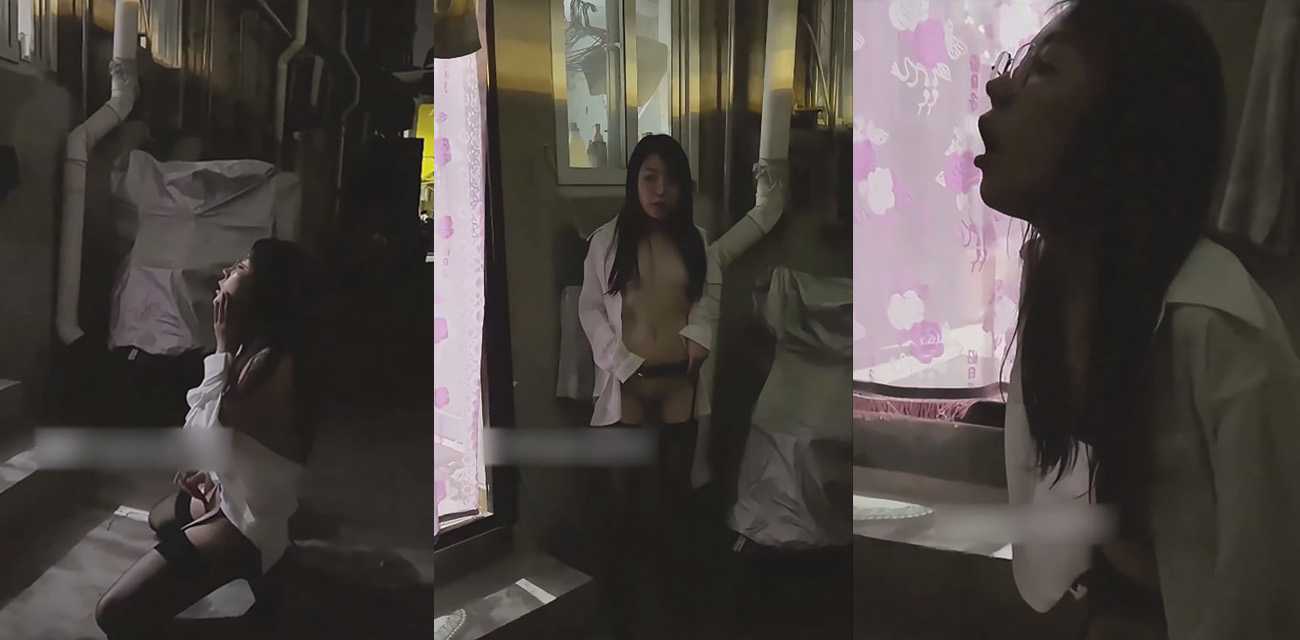 骚母狗 彤彤 又出来整活了 在城中村村民家门口 跪地扇耳光自慰 主打的就是一个惊险刺激