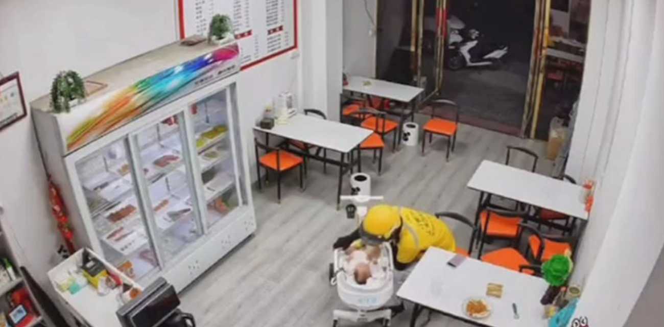 社会还是有好人的 河南商丘暖心瞬间之外卖小哥哄小孩