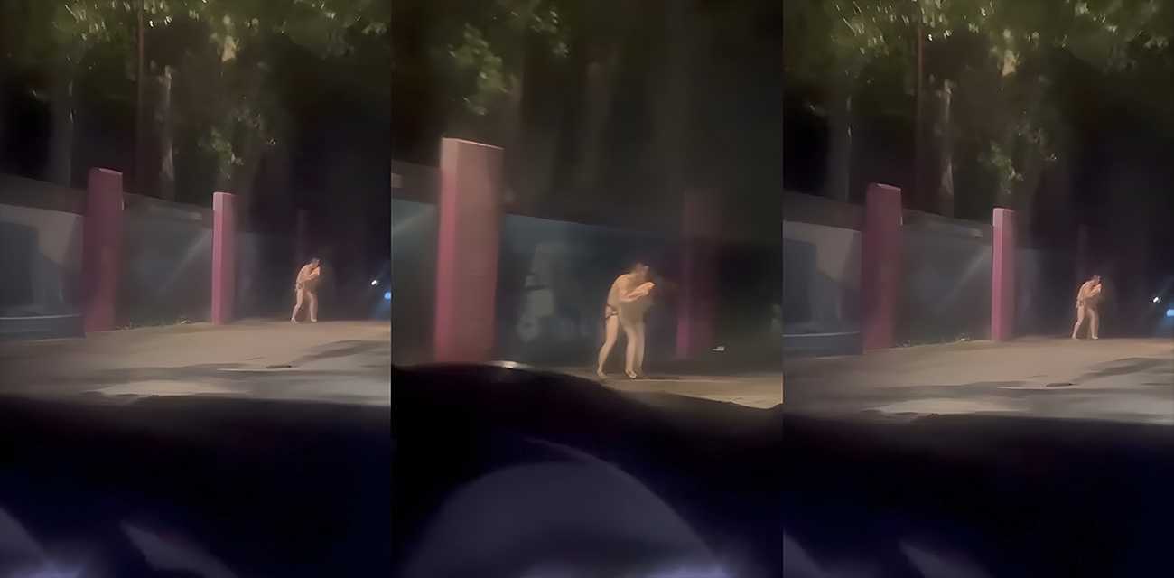 我擦勒！回家的路上惊现一对男女在马路边打炮 俩人赤裸全身疯狂后入啪啪 看到来车也丝毫不慌