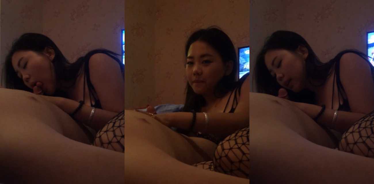 太原丰满女友性欲很强 穿着渔网袜情趣衣 细致入微地给男友口交 表情妩媚动人 非常会勾起男人的兽欲