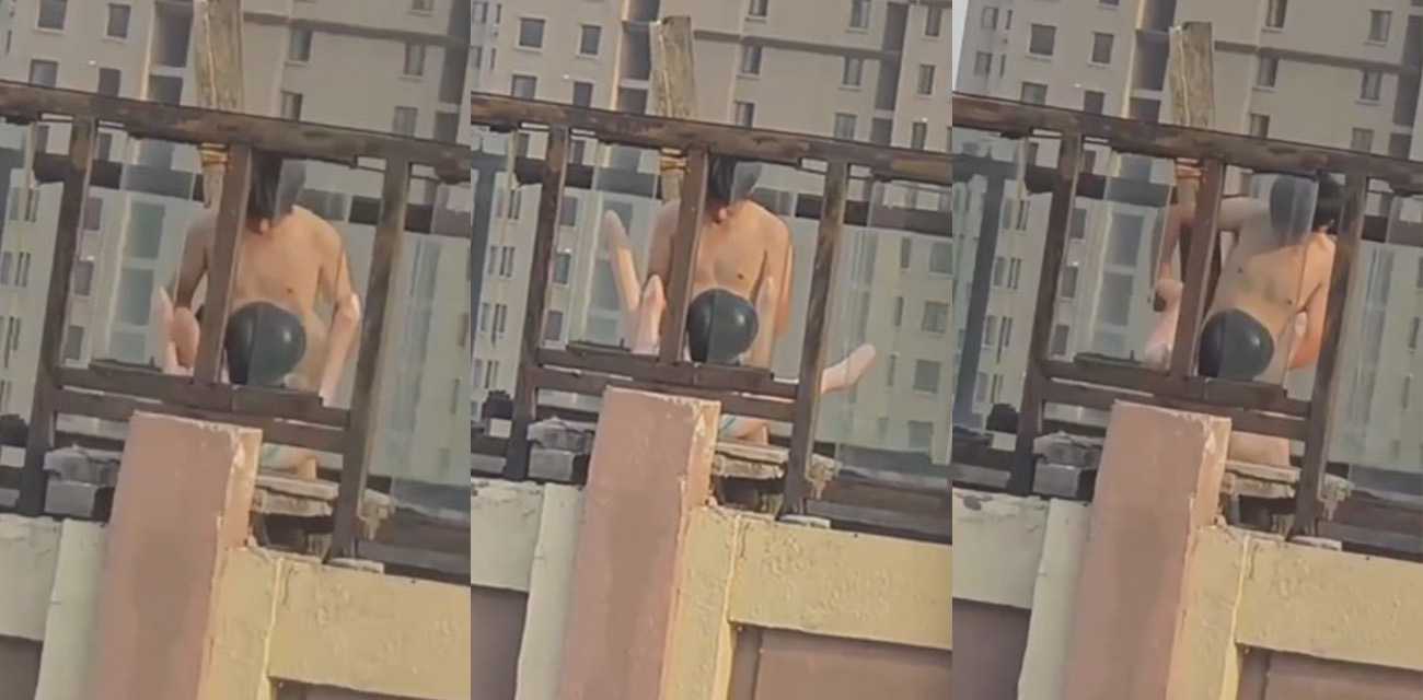 瓜友偷拍 小伙带充气娃娃在楼顶操逼 估计是看别人野战羡慕了 非要玩把刺激的是吧！