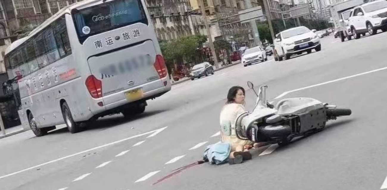 四川南充南部县大润发旁发生车祸 妈妈开电动车带8岁女儿被碾压 大巴车违规变道 女儿当场死亡