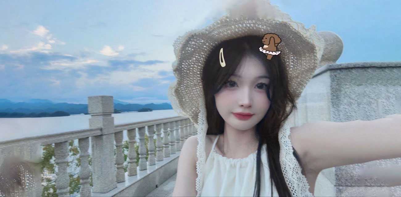 B站UP博主 原汁原味小万宝 真名王雨微  福利姬一枚 钱到位就能操 就是金主爸爸的骚货母狗一只！