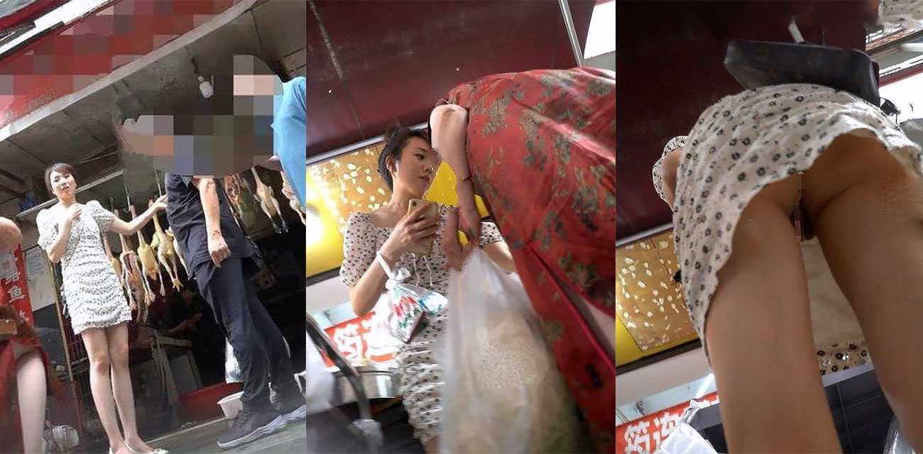 抄底大神市场尾随和家人逛街的极品短裙美女少妇 不停偷拍她的裙底风光！内裤夹在屁缝里实在是太性感了！