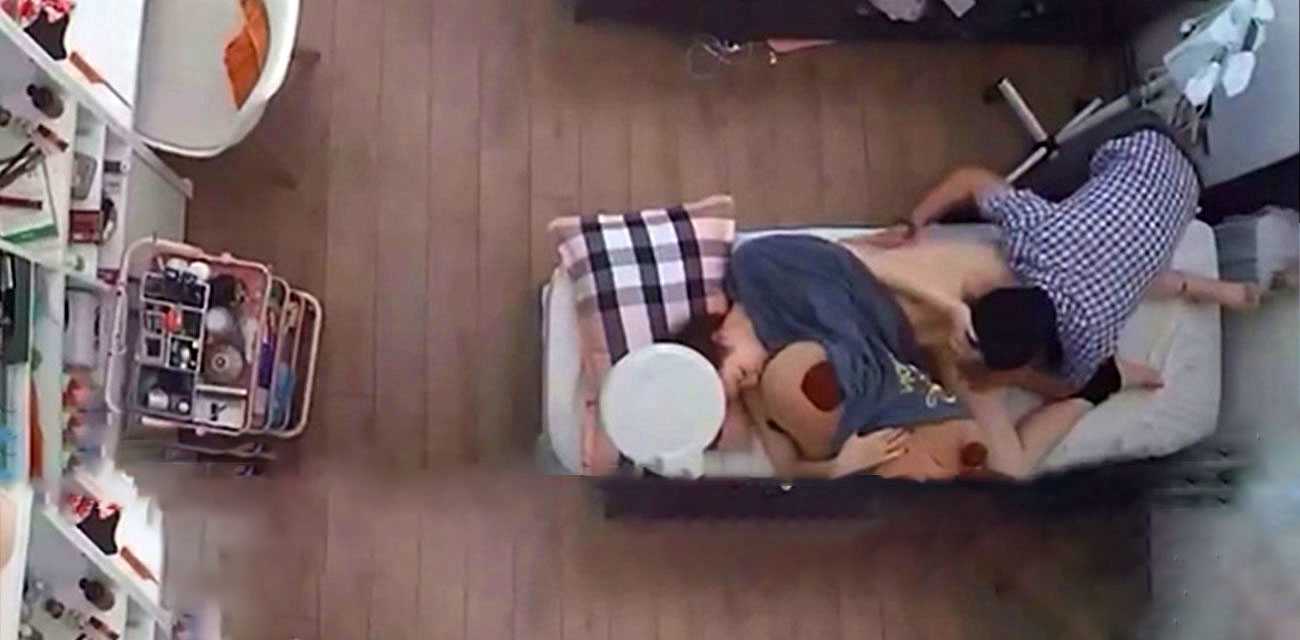 黑客破解美容院监控摄像头偷拍，骚男偷偷摸摸玩弄午睡美容店老板娘的身体 舔逼亲臀 太刺激了！