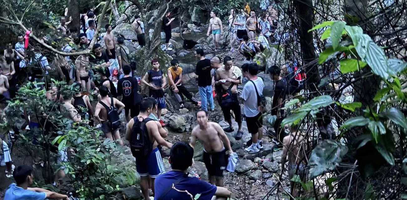 深圳老虎涧 数百位基佬山上开party 遇到帅哥就上去摸 打水炮 场面相当壮观！