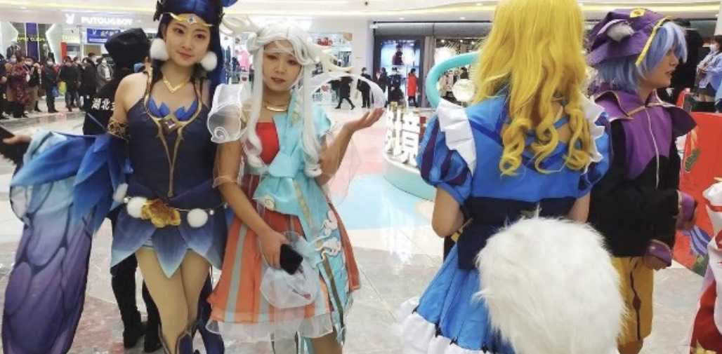 甘肃酒泉男子自称看不惯奇装异服 漫展上辱骂殴打工作人员 网友：别拿爱国当幌子