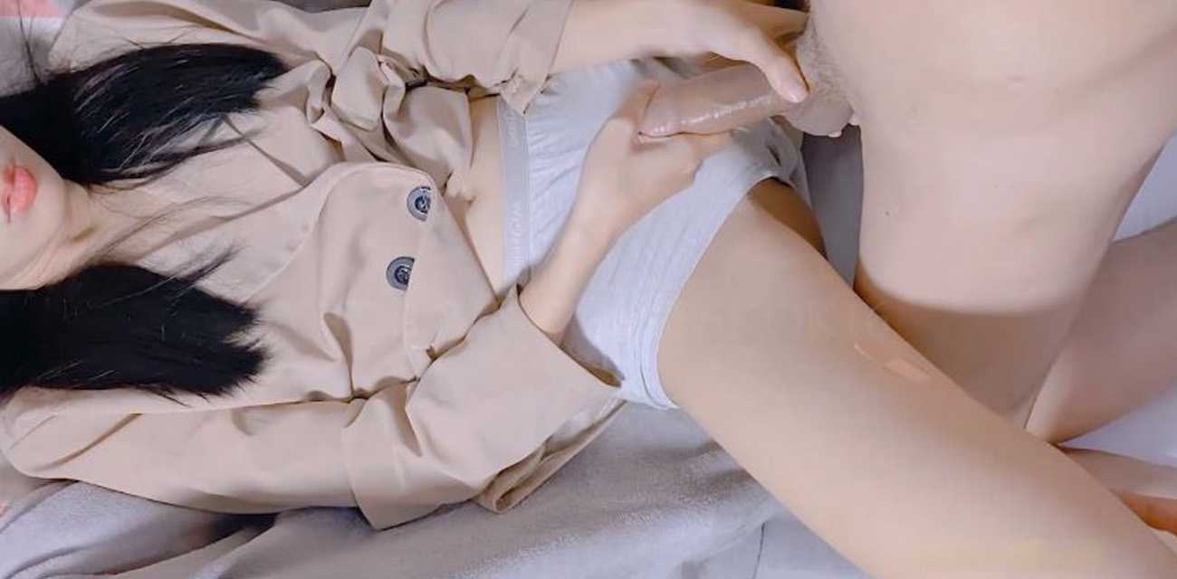 领家的学生妹子 清纯的长相淫荡的心 极品口活让人欲罢不能 特别是微微张开的白虎粉穴想让人一探究竟！