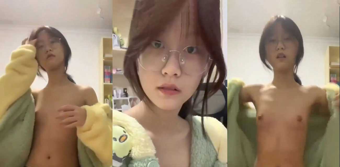 初恋脸反差妹 给男友录制抠逼自慰视频泄密流出 你眼里的白月光女神 已经被渣男驯化成玩偶一枚！