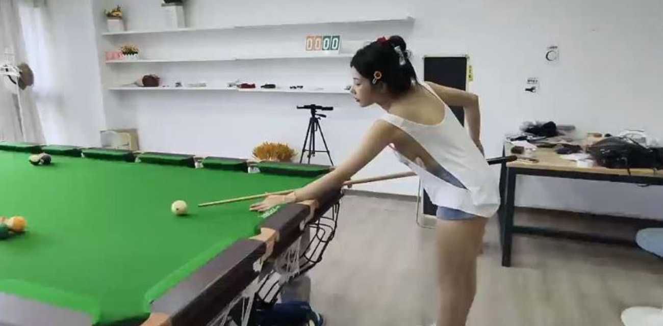 这就是那种几百块一小时的台球陪打员吗 这么性感的妹妹陪你打台球还是挺值的