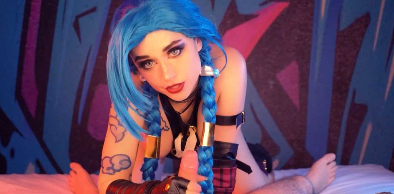 极品欧美骚货COS英雄联盟金克斯 被大肉棒狠狠地调教 白虎嫩穴被操的浪叫不断 直接射在大白屁股上