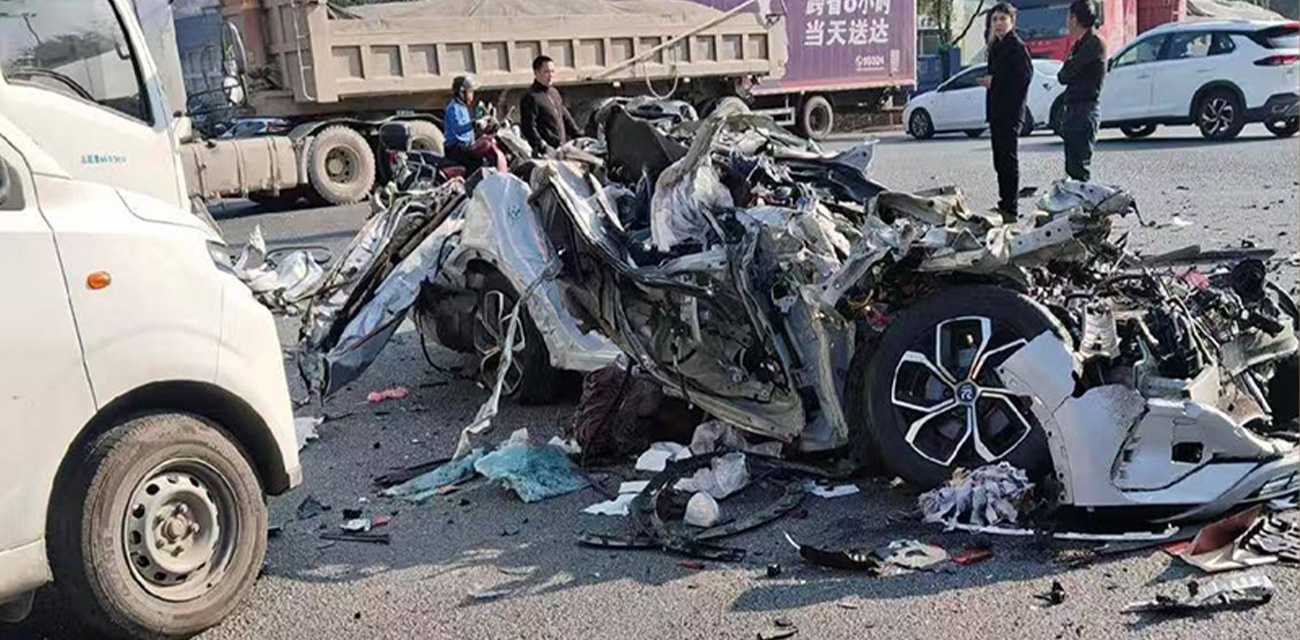 广东河源一比亚迪元疑似失控冲向大货车 致三死两伤现场惨不忍睹  第一视角视频曝光！