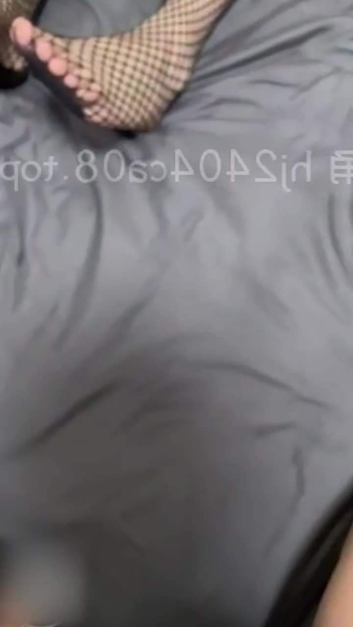 海角 爱女儿每一天 新作 精心为女儿挑选了件性感的情趣渔网内衣 光是看就欲望大增操起来更是动力十足