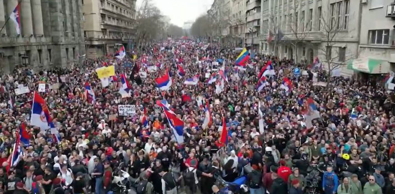 塞尔维亚爆发百万人大游行！反对独裁者武契奇 的抗议活动 其规模堪称史上最大！