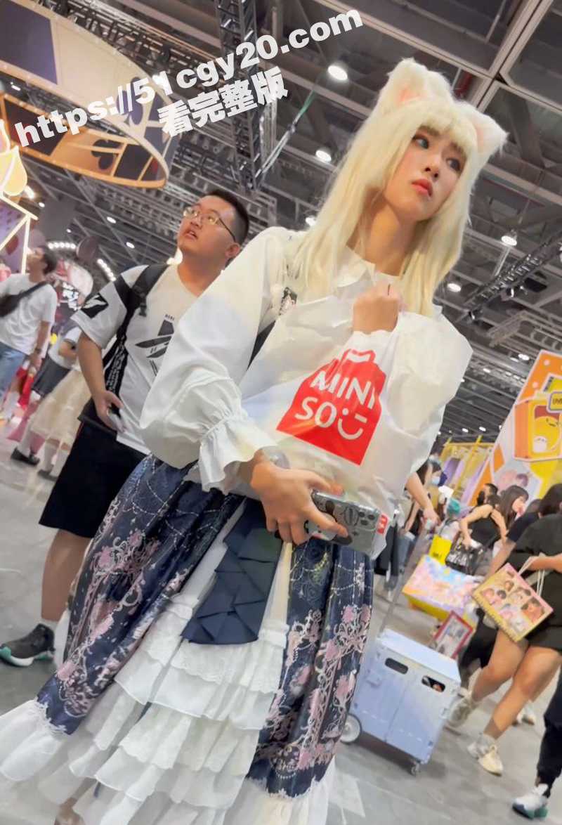 偷拍cos裙底视频 (3)