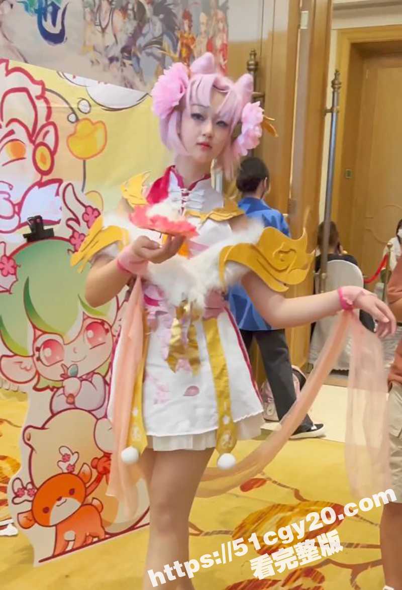 偷拍cos裙底视频 (4)