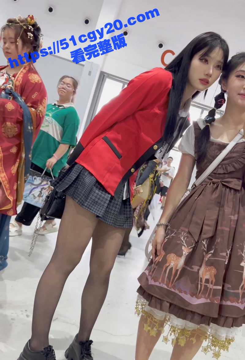 偷拍cos裙底视频 (5)