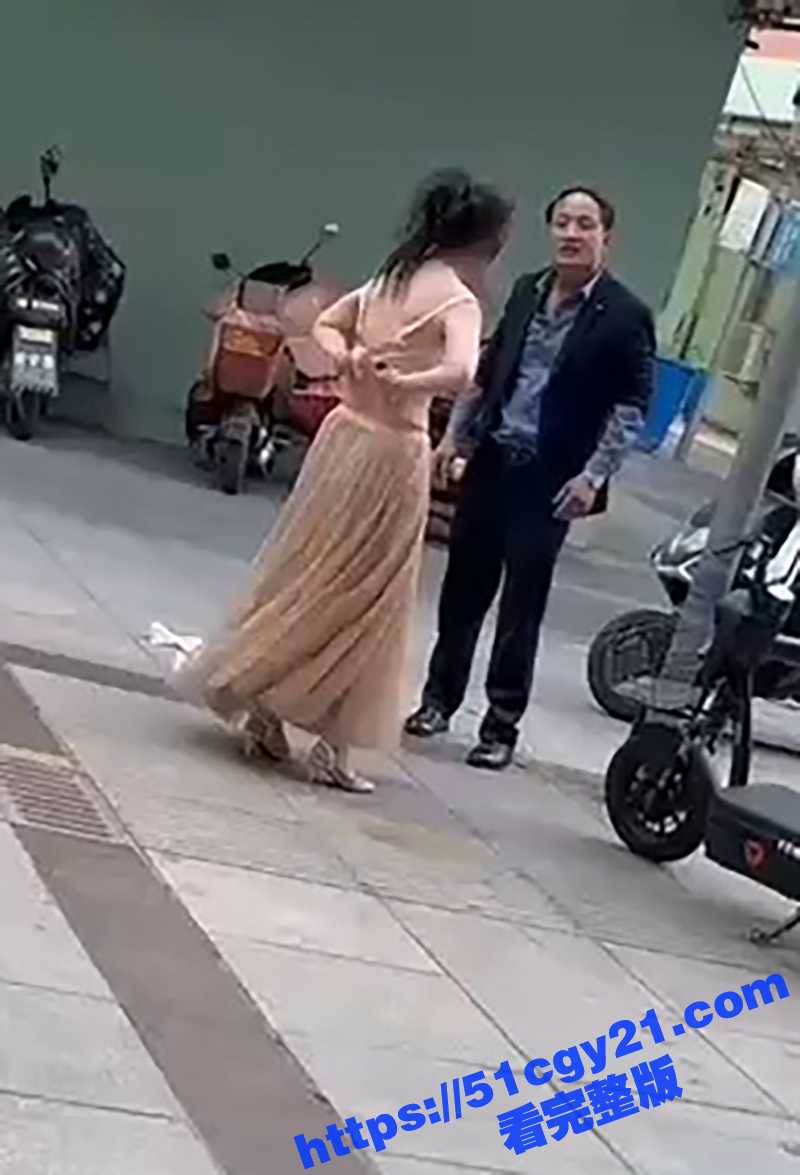 情侣街头吵架脱衣服视频 (1)
