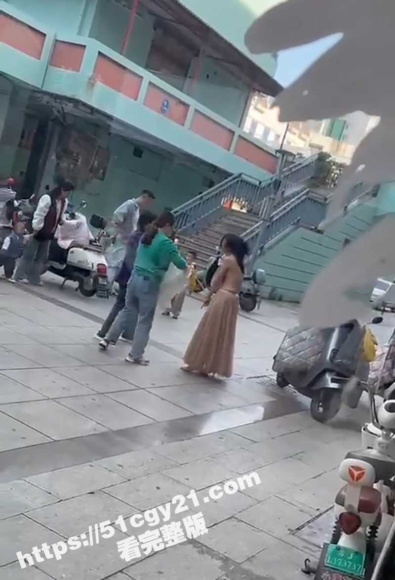 情侣街头吵架脱衣服视频 (10)