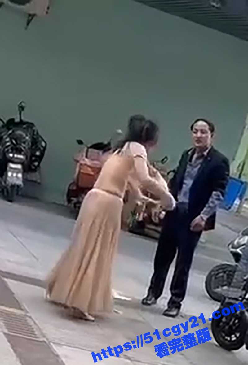 情侣街头吵架脱衣服视频 (2)