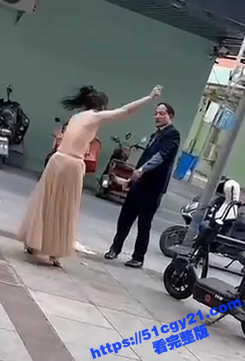 情侣街头吵架脱衣服视频 (4)