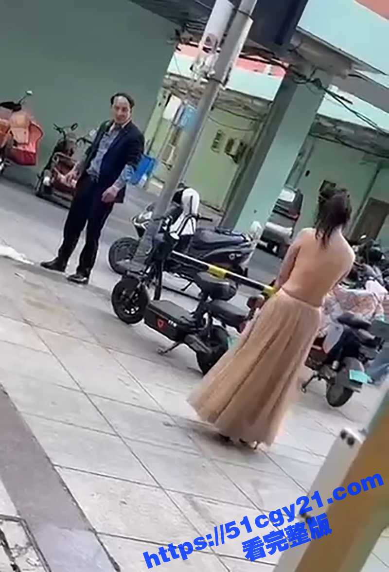 情侣街头吵架脱衣服视频 (7)
