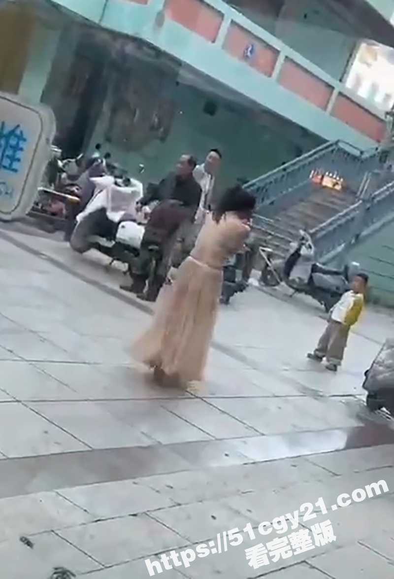 情侣街头吵架脱衣服视频 (8)