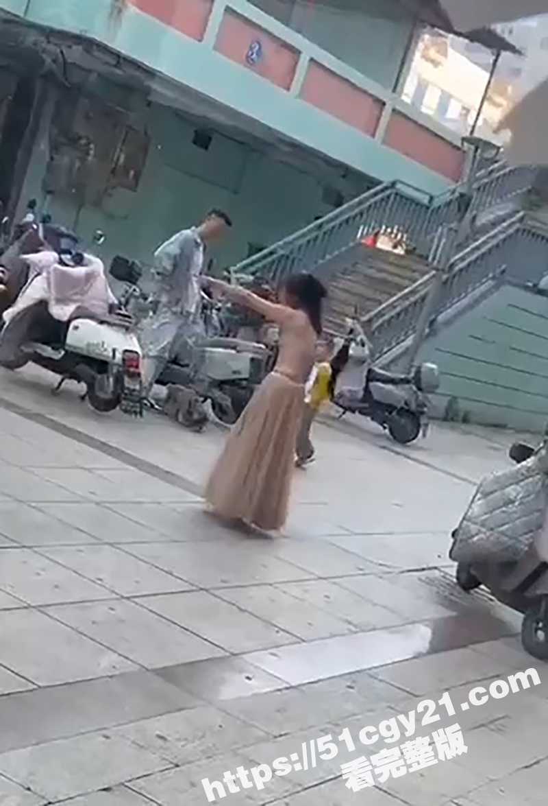情侣街头吵架脱衣服视频 (9)